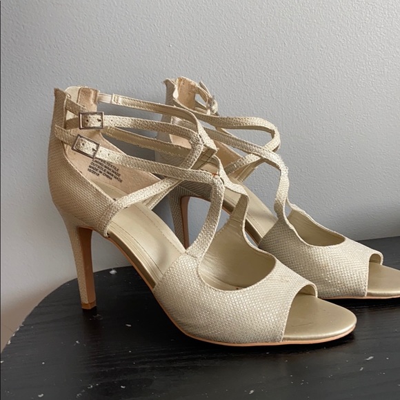 Nude/ cream coloured high heels - Picture 3 of 4